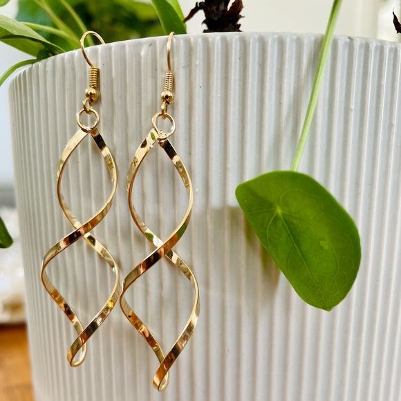 Spiral wave curl Gold color Earrings - Picture 10 of 11